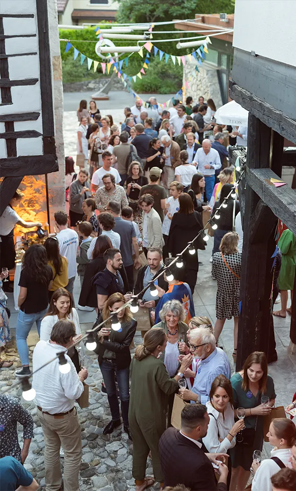 Photo de la cour de l'abbaye remplie d'une foule devant la marelle en contre-plongée