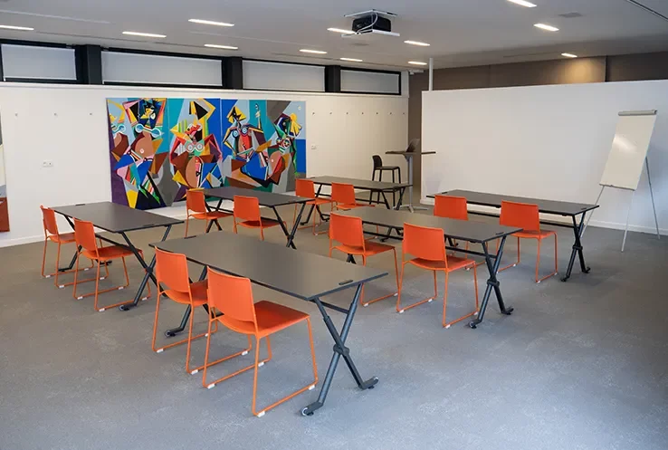 intérieur de la salle de la marelle avec disposition formation, chaises oranges et paperboard